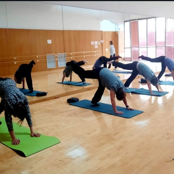 Classe de ioga per a dones amb càncer de mama