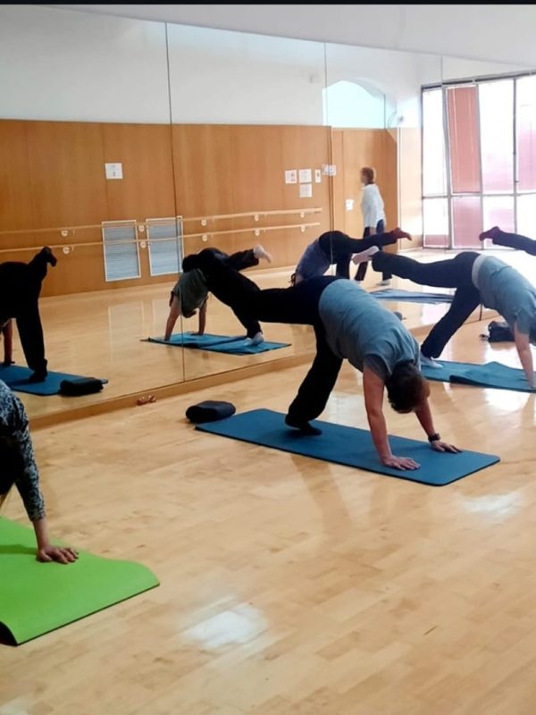 Classe de ioga per a dones amb càncer de mama